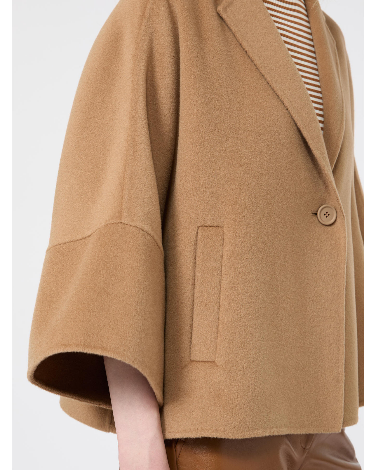 Double-faced cashmere and wool short coat camel