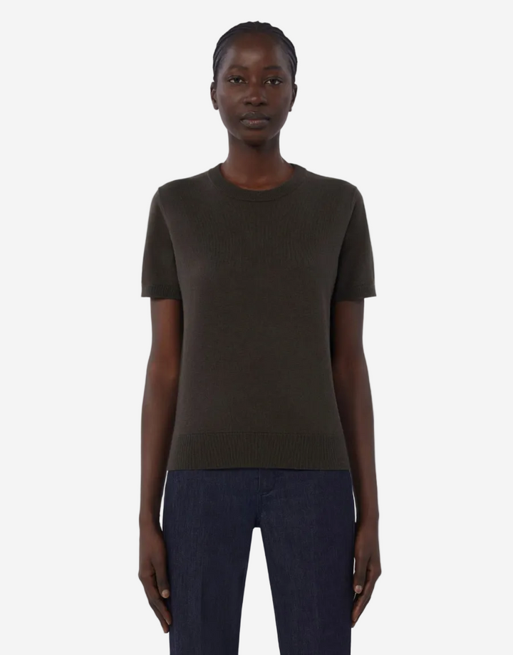 Woman wear khaki short sleeved sweater