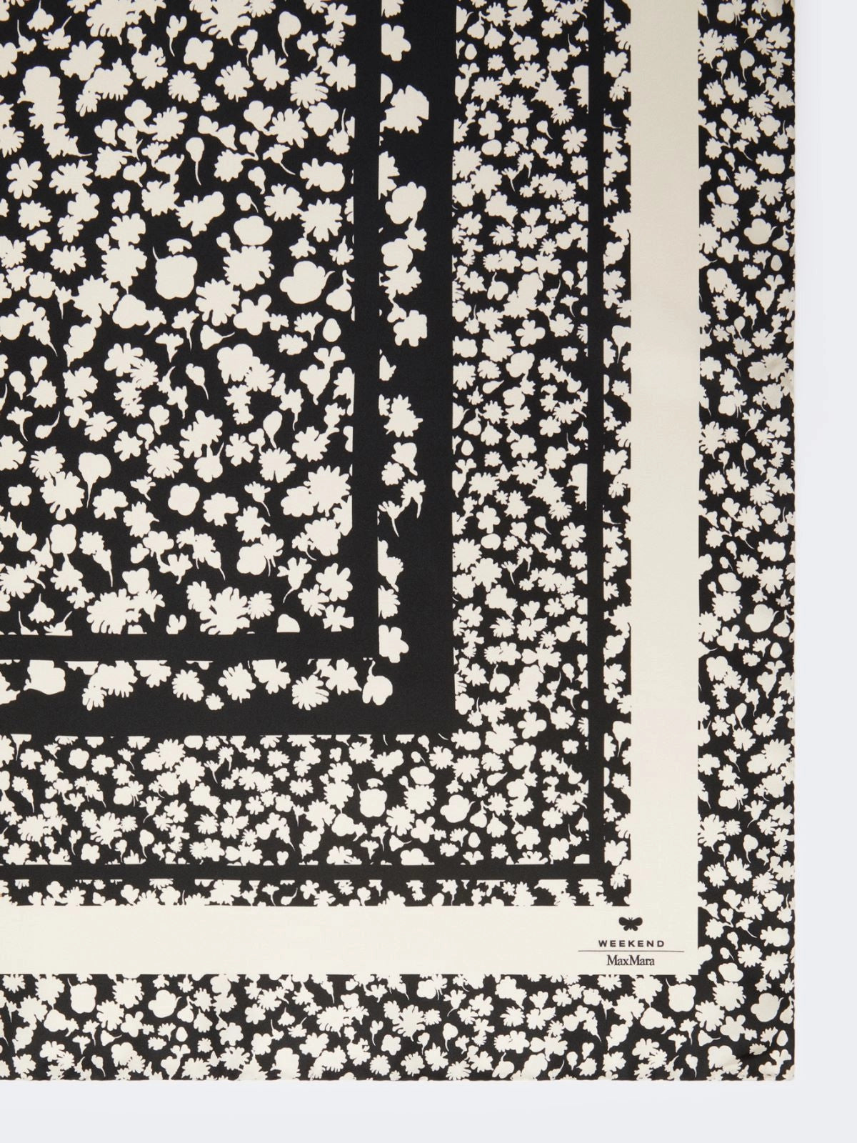 Black and white floral patterned fabric with 'Weekend Maxmara' branding.